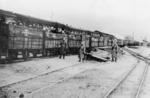 Евреи, натоварени в теснолинейни жп вагони, на път към лагера на смъртта в Хелмно (ŻIH).