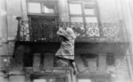 Въстанието във варшавското гето - много хора, за да избегнат смърт сред пламъците или от ръцете на палачите, избират да скочат от прозорците; (IPN).